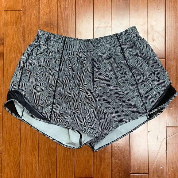 Lululemon Sea Wheeze 2020 Hot Hotty Shorts size 8 - Picture 1 of 3